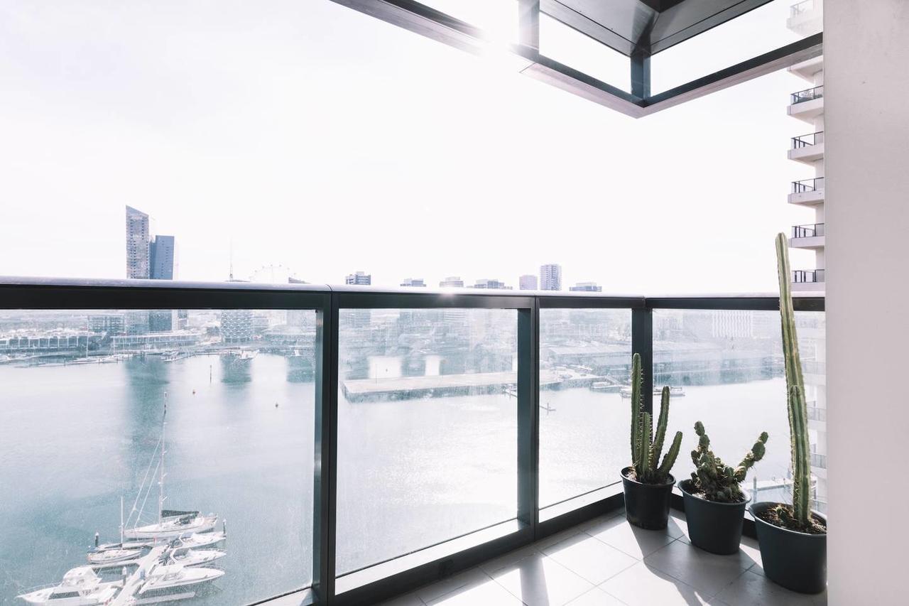 Experience Waterfront Luxury With Views Apartment Melbourne Bagian luar foto